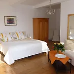 Domaine Du Papillon Bed & Breakfast 3*