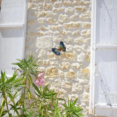 Domaine Du Papillon Bed & Breakfast